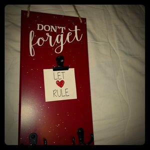 Key holder and holds notes